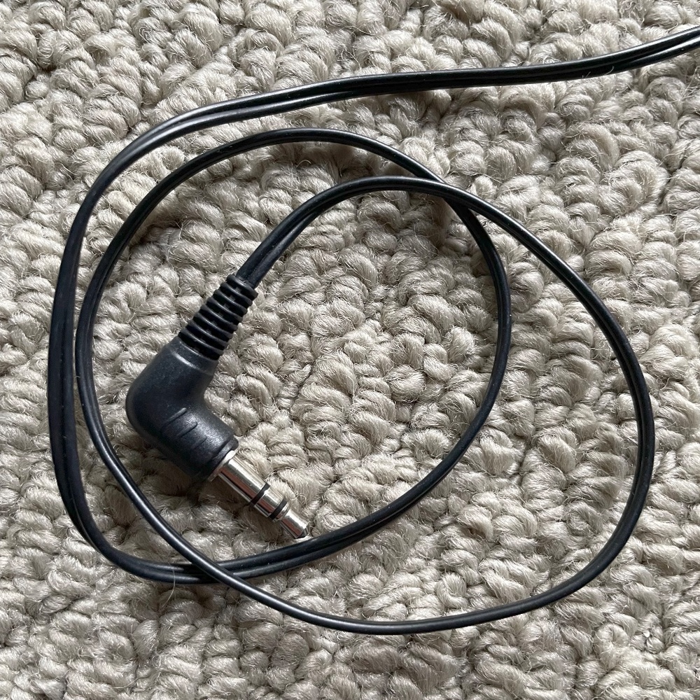 Flat Rounded Wire Ear Buds In Black - Picture 7 of 7